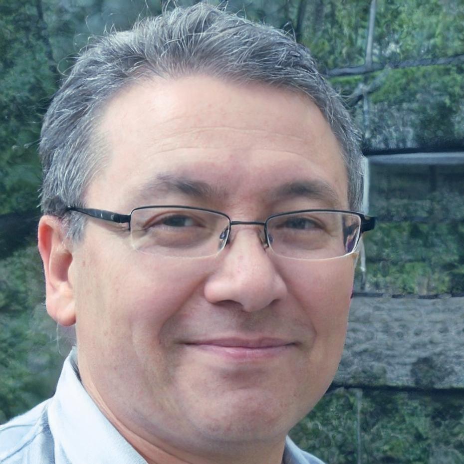 Εκπαιδευτής με εμπειρία σε διαχείριση πελατειακών σχέσεων